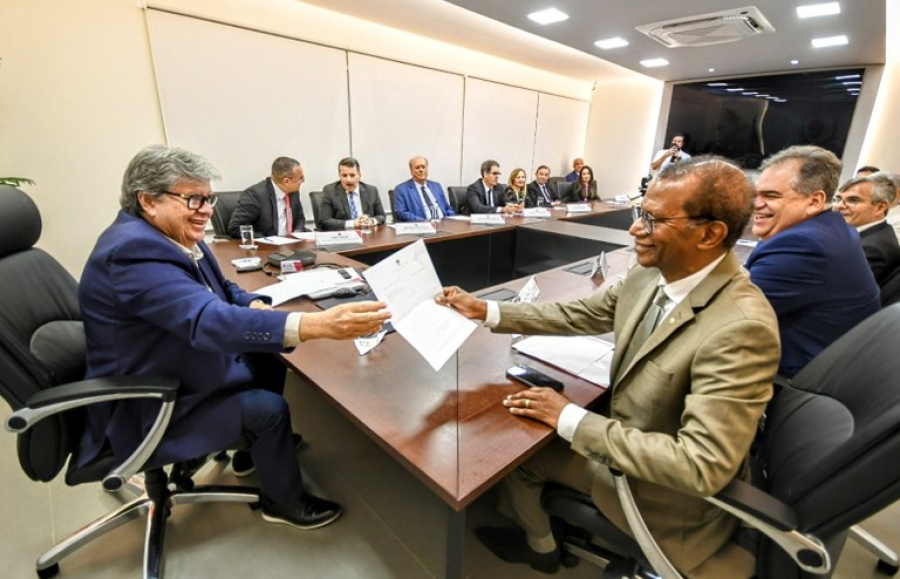 João Azevêdo recebe lista tríplice de procurares para vaga de desembargador e anunciará escolhido em até 20 dias