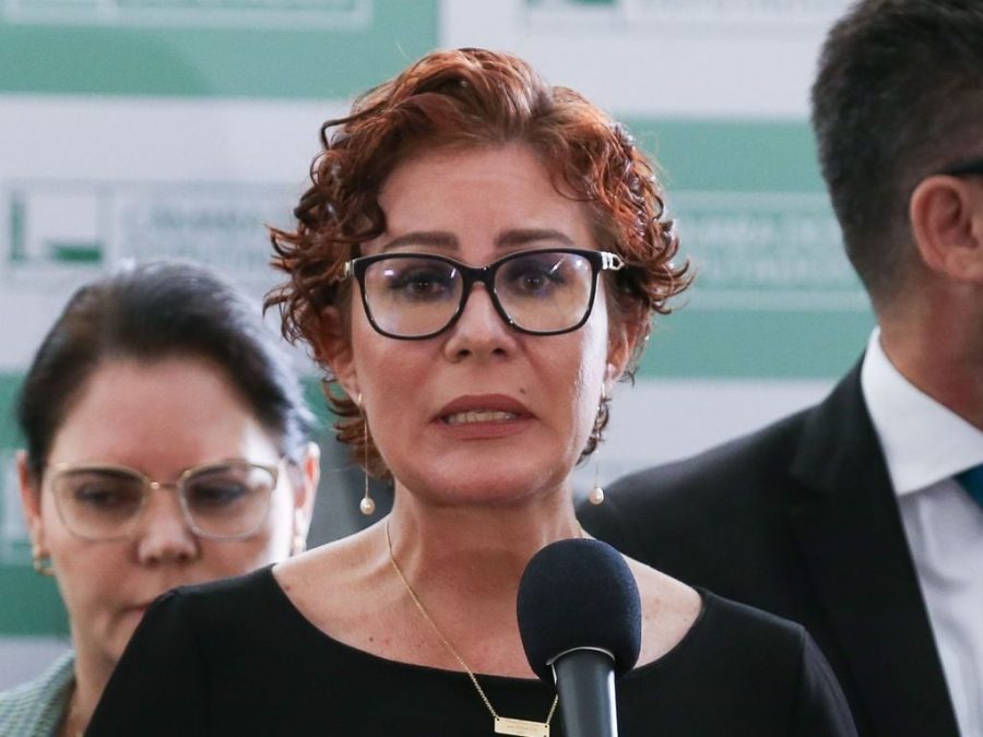 Condenada no Brasil, deputada Carla Zambelli é presa na Itália
