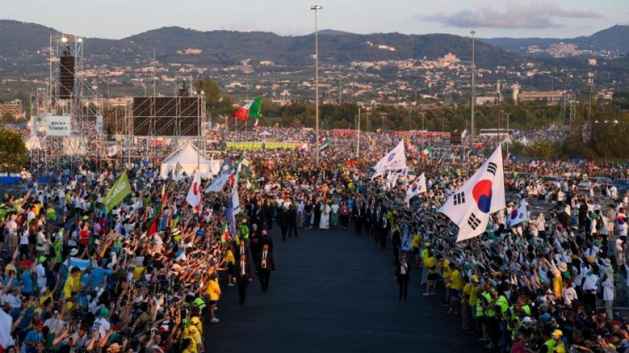 Papa diz que 'amizade é caminho para paz' em Jubileu da Juventude