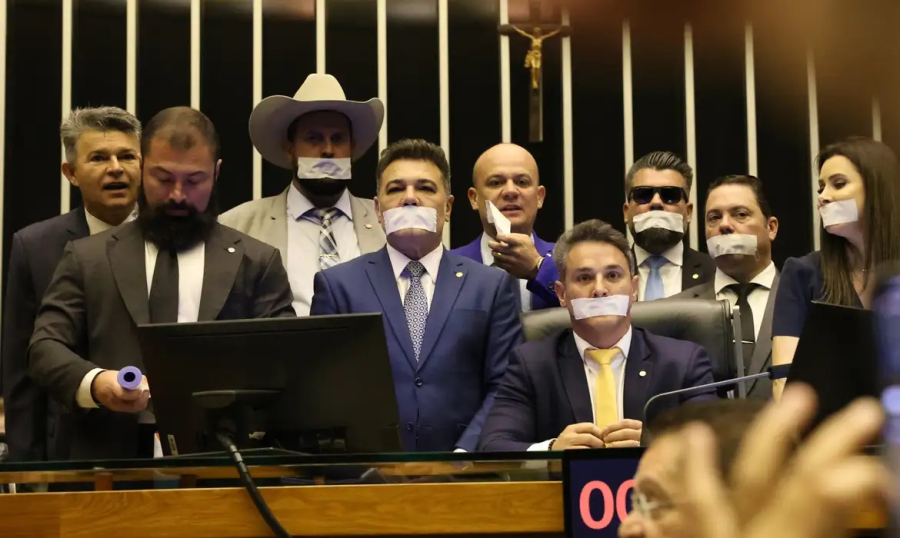 Oposição pernoita nos plenários do Congresso para impedir trabalhos
