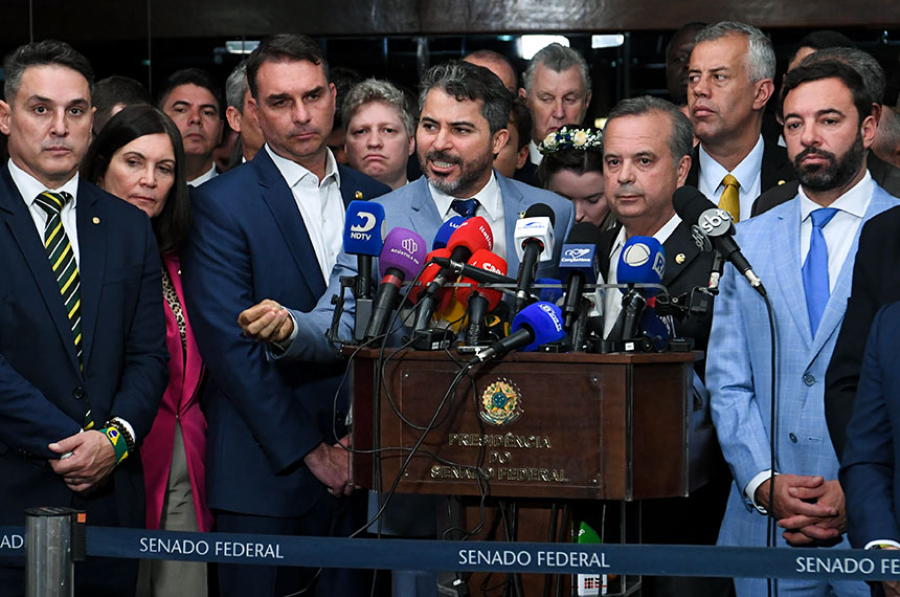 Senado: Oposição consegue 41 assinaturas e pede impeachment de Moraes