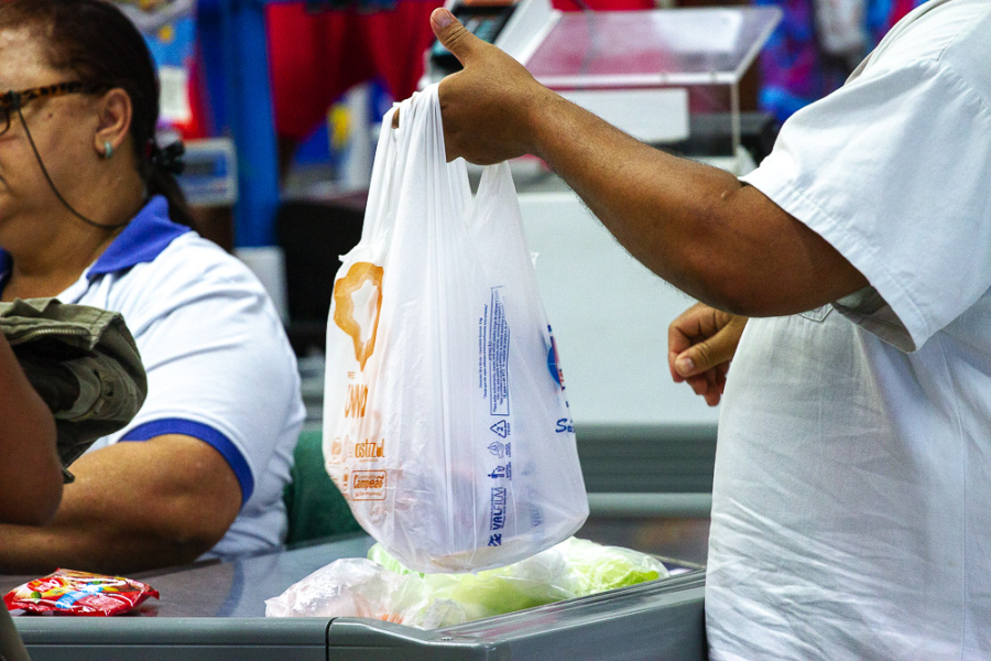 Lei que proíbe uso de sacolas plásticas em supermercados de João Pessoa é mantida
