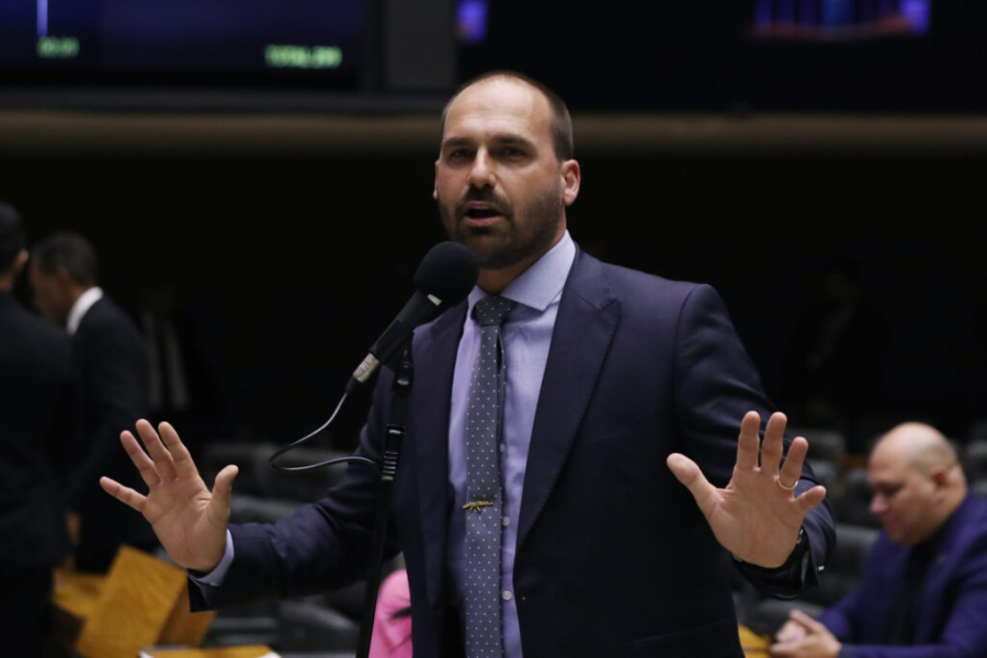 Lindbergh Farias protocola na Câmara suspensão imediata do mando de Eduardo Bolsonaro